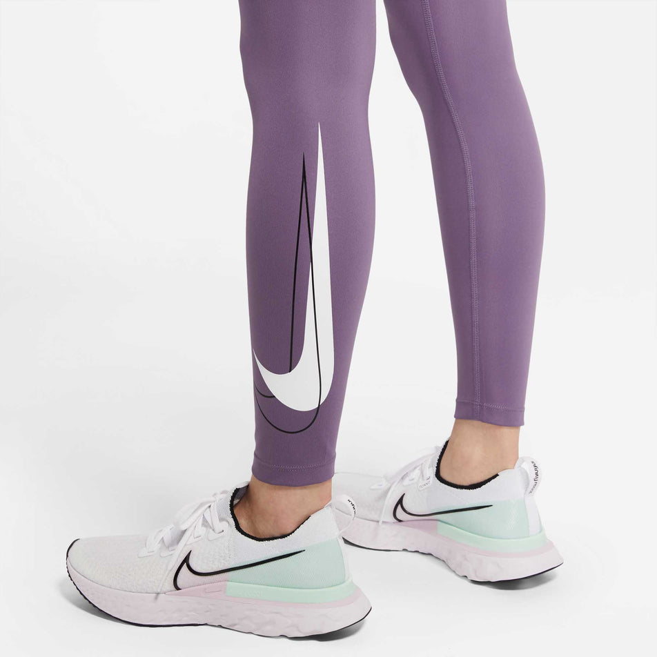 Logo detail on  Dri-Fit Swoosh Run ⅞ Tight (6918038454434)