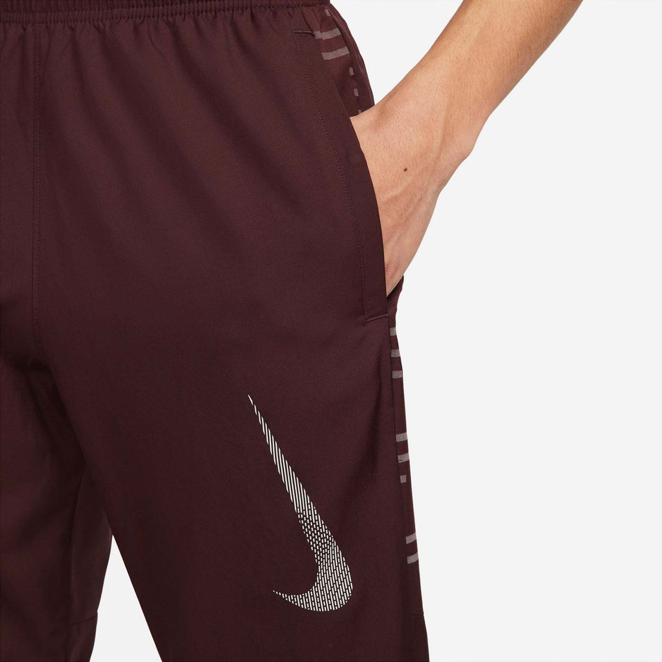 Logo view of men's nike df challenger woven flash pant (7247377924258)