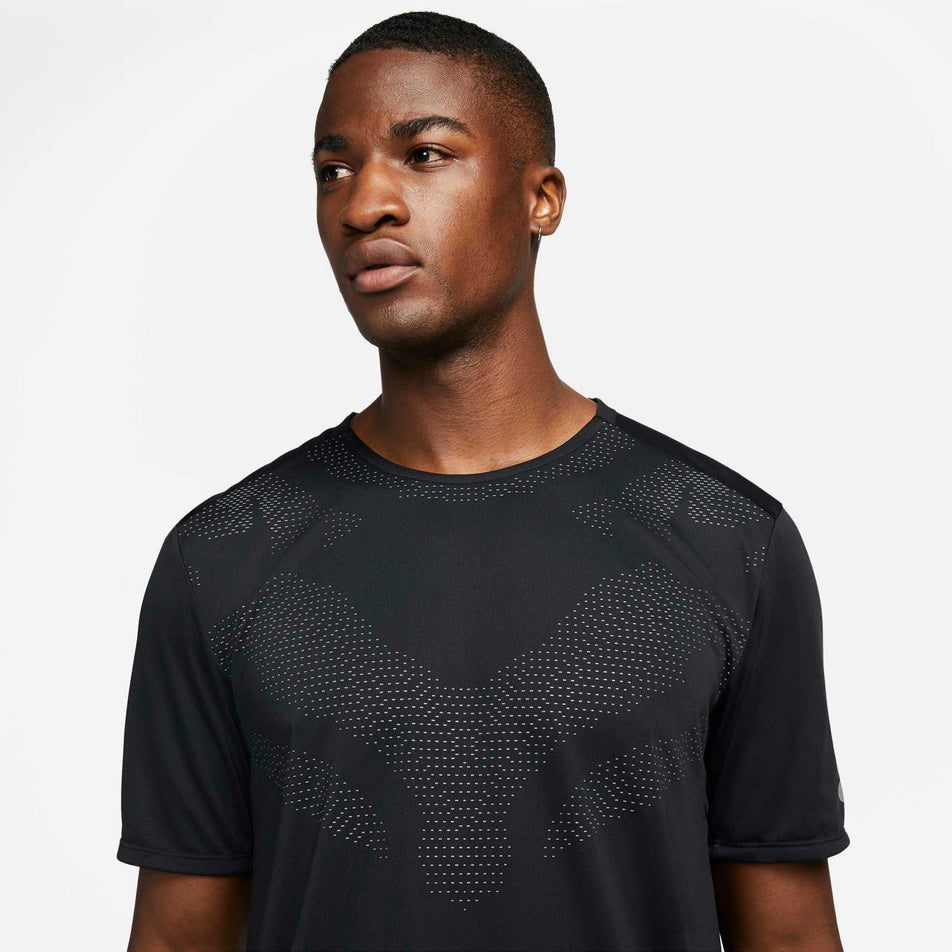 Neckline view of men's nike dri-fit run division rise 365 flash gx ss (6918097862818)