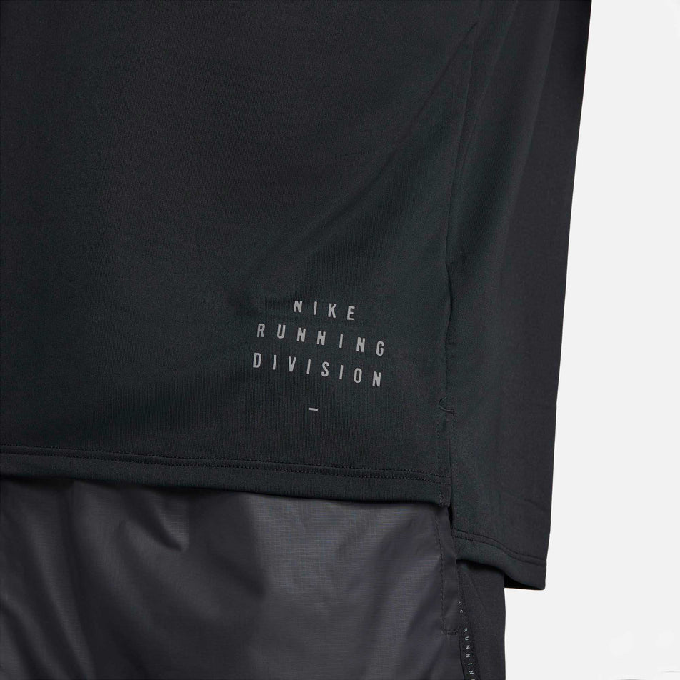 Logo view of men's nike dri-fit run division rise 365 flash gx ss (6918097862818)