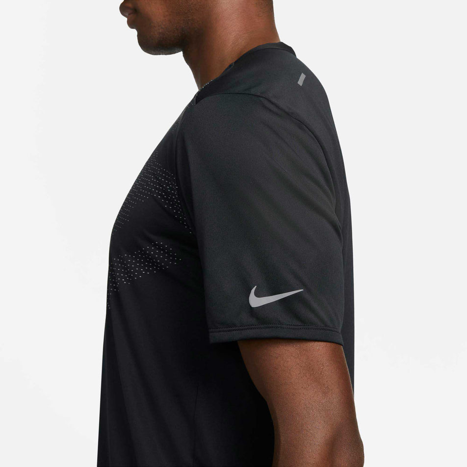 Side logo view of men's nike dri-fit run division rise 365 flash gx ss (6918097862818)