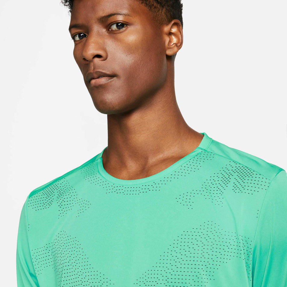 Neckline view of men's nike dri-fit run division rise 365 flash gx ss (6918099665058)