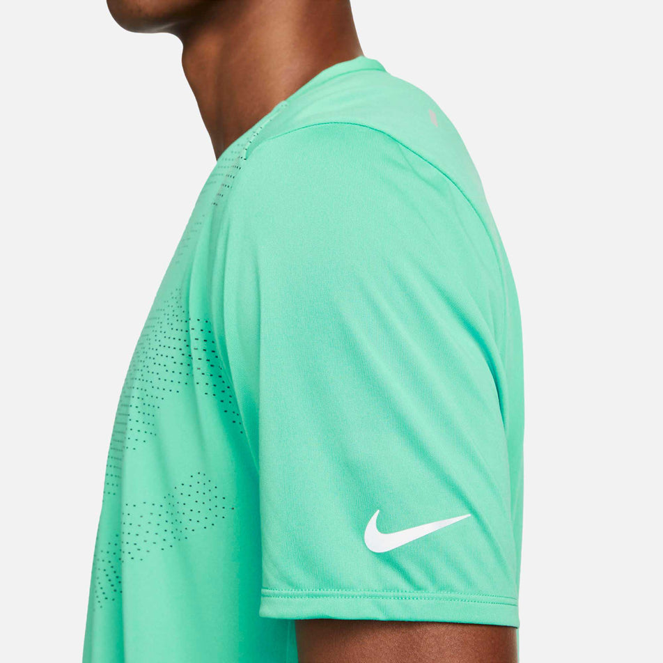 Side logo view of men's nike dri-fit run division rise 365 flash gx ss (6918099665058)