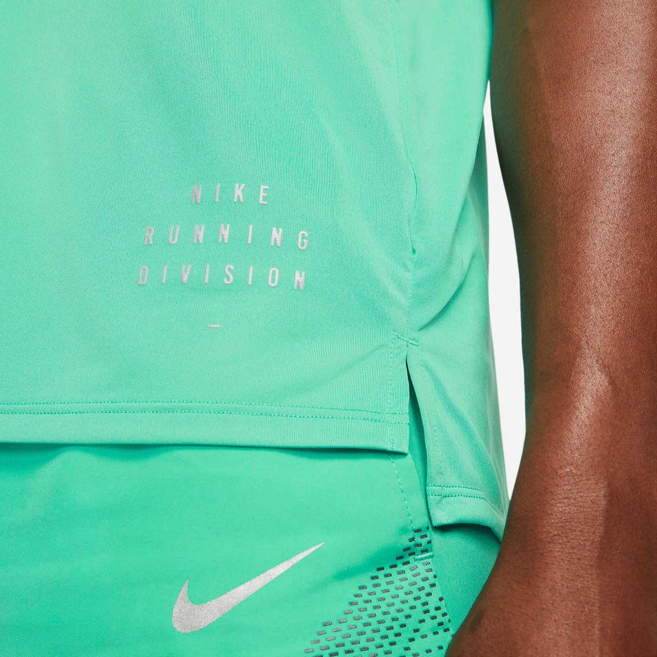Hemline view of men's nike dri-fit run division rise 365 flash gx ss (6918099665058)