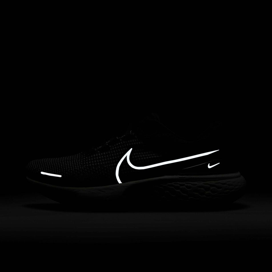 Reflective view of men's nike zoomx invincible run flyknit 2 running shoes (7315278299298)