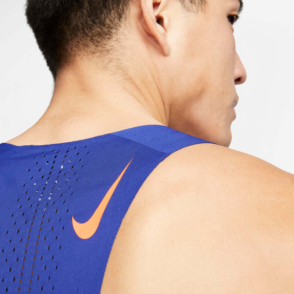 Upper back view of men's nike df adv aeroswift singlet (7327937462434)
