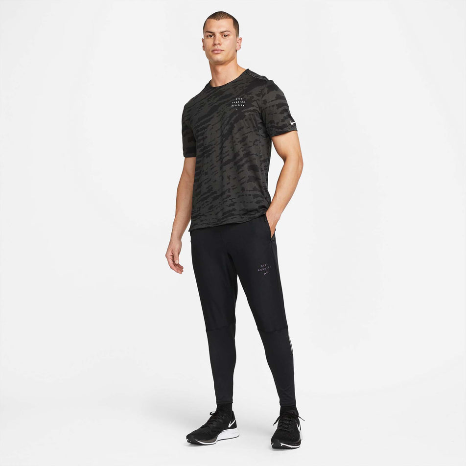 Front view of men's nike df run division rise 365 nov ss tee (7247497625762)