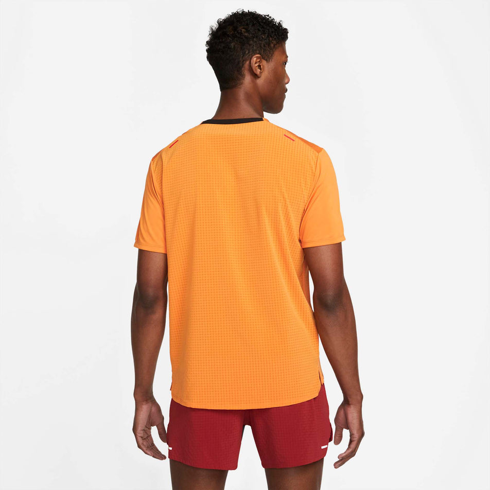 Behind view of men's nike df trail rise 365 ss (7327943426210)