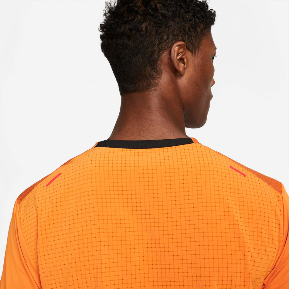 Upper back view of men's nike df trail rise 365 ss (7327943426210)