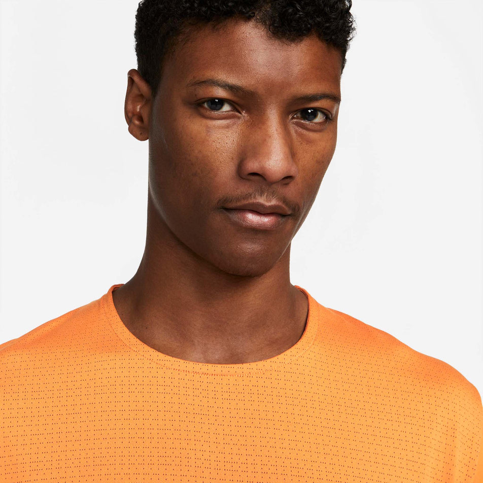 Neckline view of men's nike df trail rise 365 ss (7327943426210)