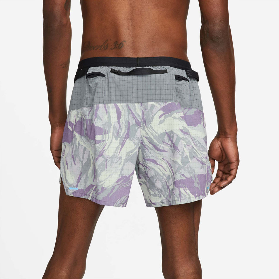 Behind view of men's nike df trail flx stride 5in bf (7384733778082)