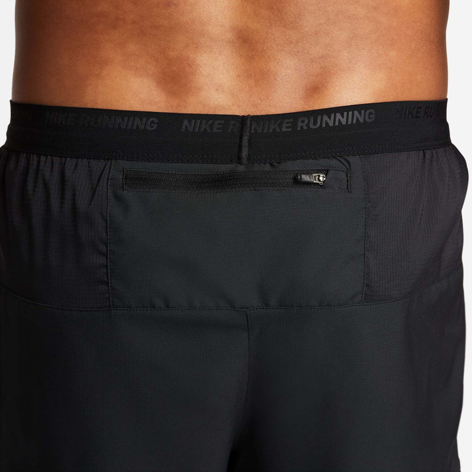 Rear pocket view of men's nike df stride 2in1 short 7in (7386154336418)