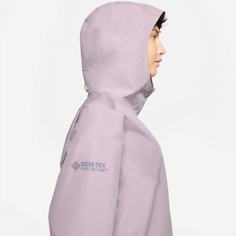 Side view of women's nike jacket gore-tex infinium (7328937574562)