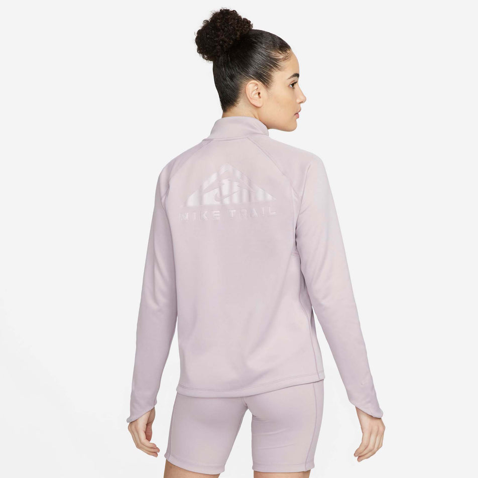 Behind view of women's nike df element trail midlayer (7328943112354)