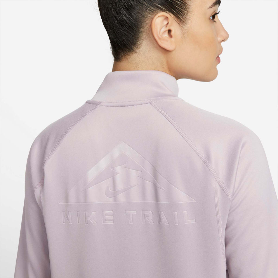 Upper back view of women's nike df element trail midlayer (7328943112354)