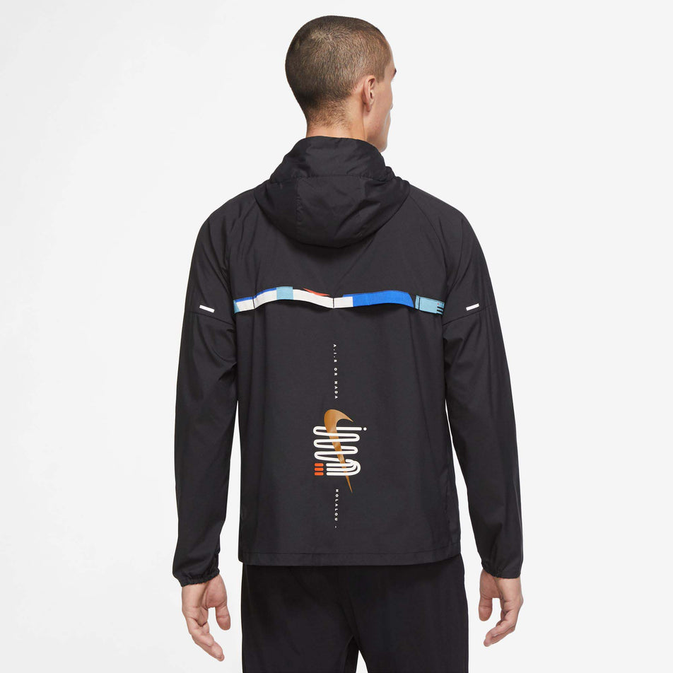Behind view of men's nike repel windrunner air jacket in black (7518197153954)