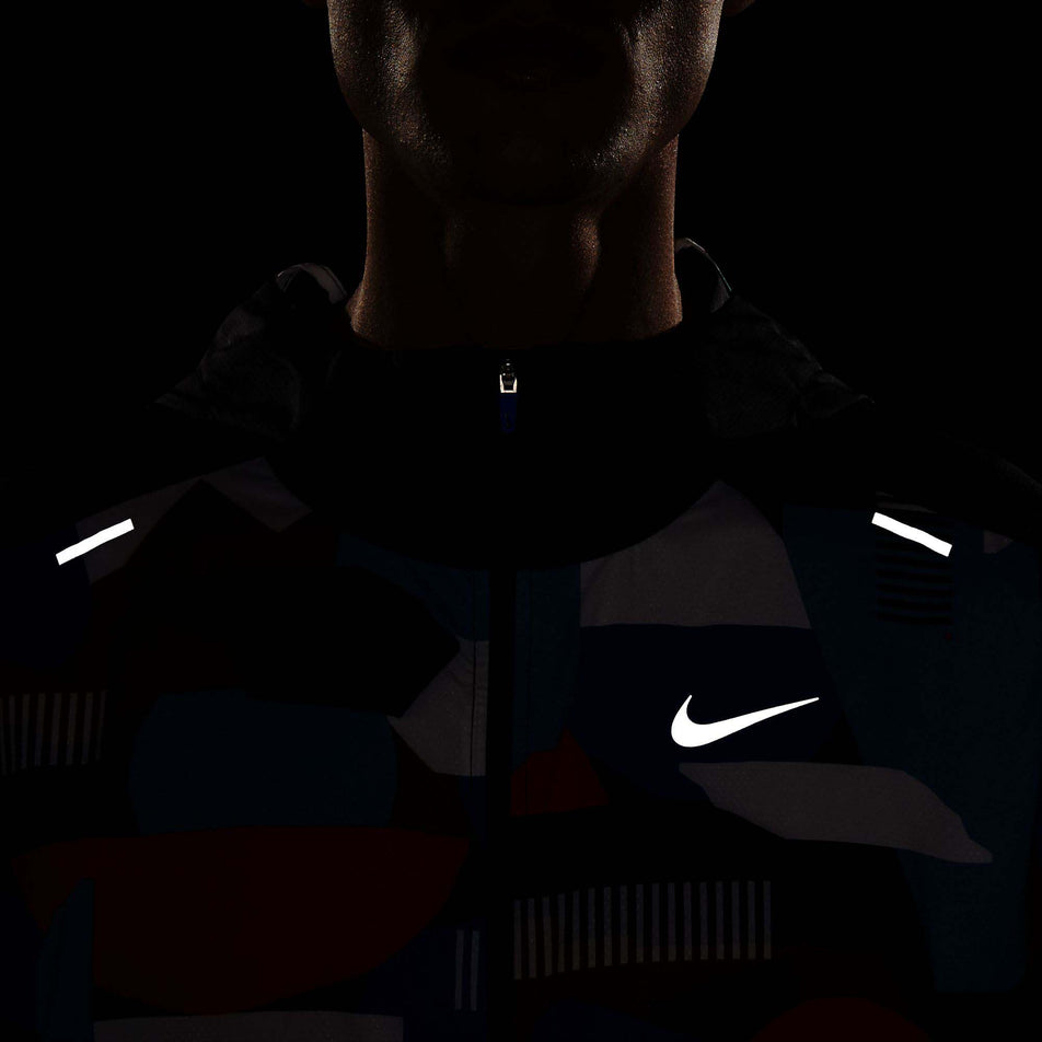 Reflective view of men's nike repel windrunner air jacket in black (7518197153954)