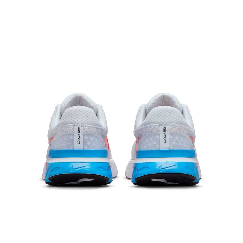 The heels on a pair of women's Nike Infinity Run Flyknit 3 (7353870418082)