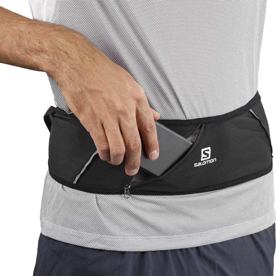 Zip pocket view of unisex salomon pulse belt (6958906245282)