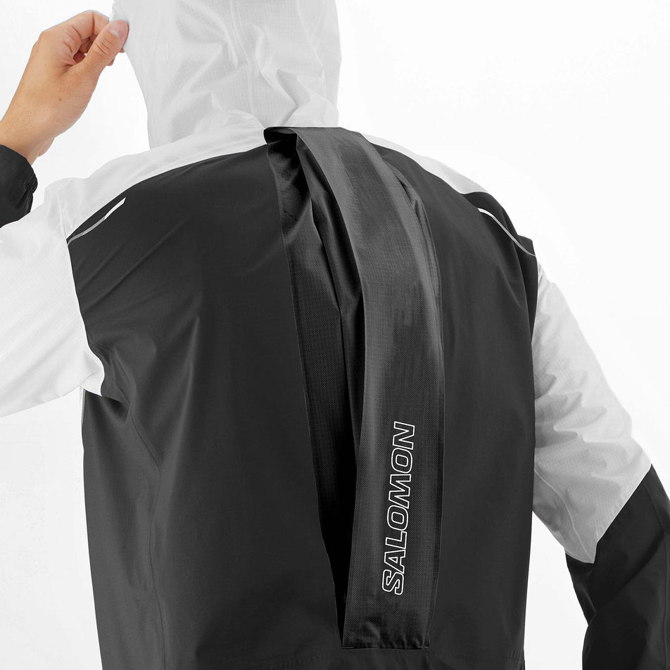 Demonstration of the expansion capacity on the back of a men's Salomon Bonatti Trail Jacket (7565751746722)