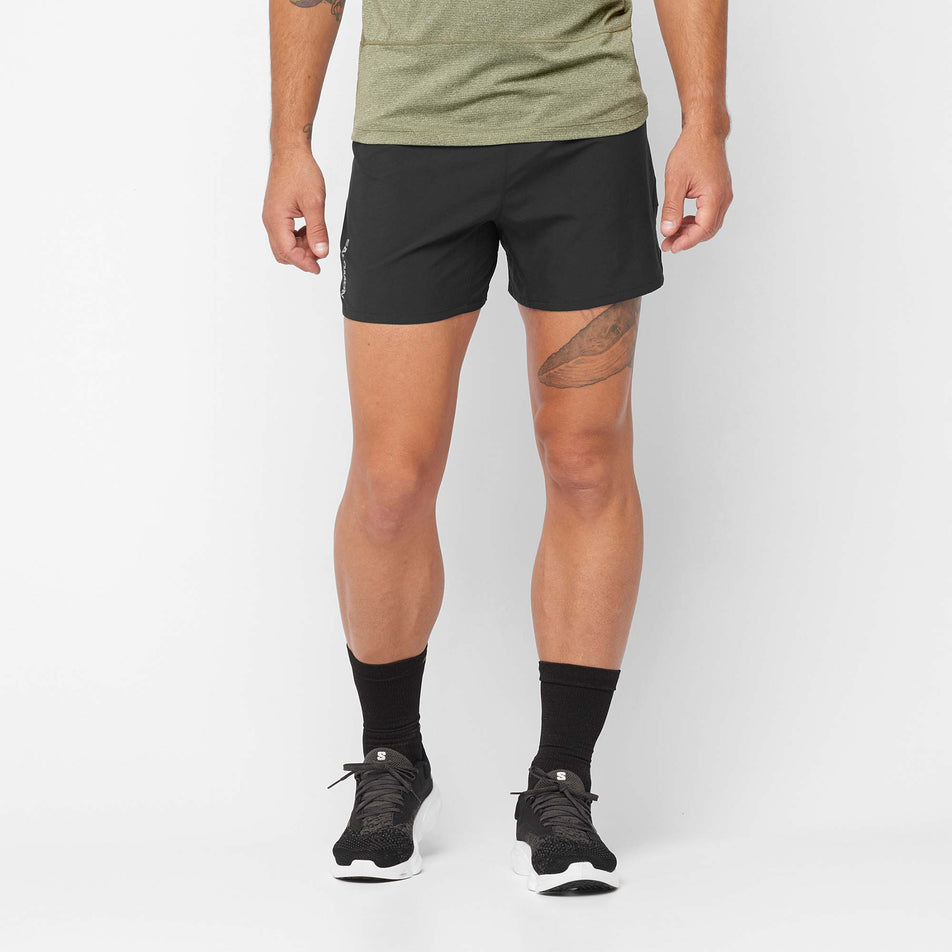 Front view of a model wearing a pair of Salomon Men's Cross 5