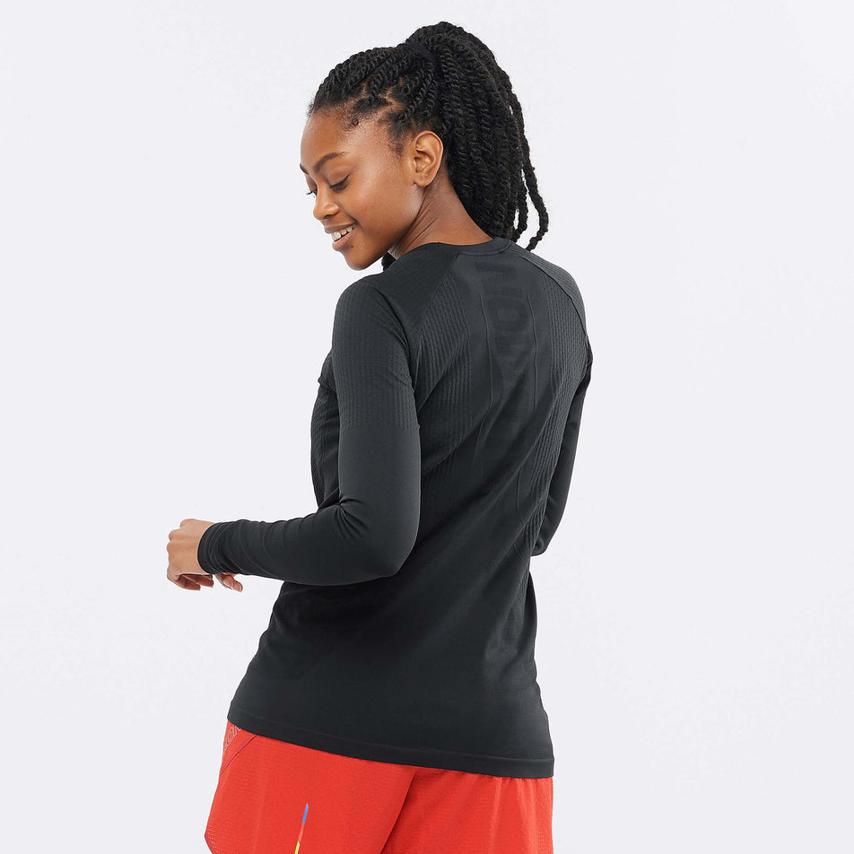 Behind model view of women's salomon sense long sleeve tee in black (7564412256418)