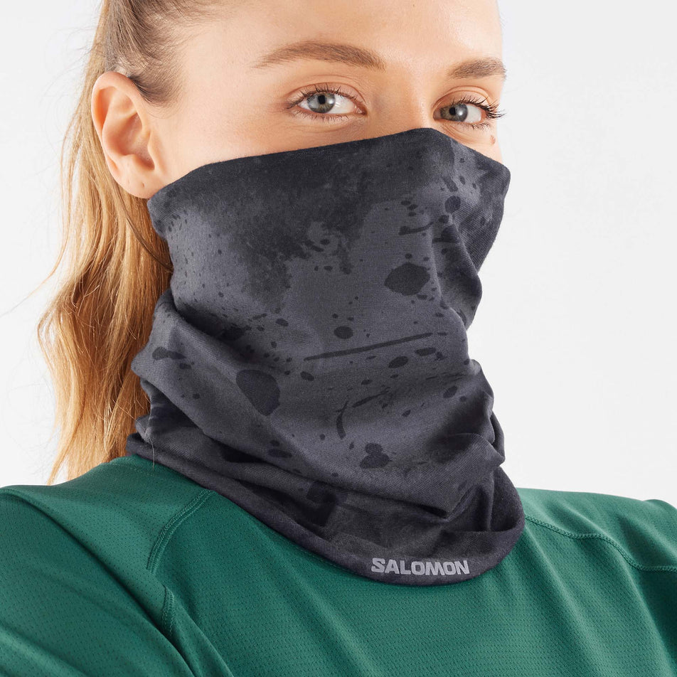 A female model wearing a Salomon Cross Neck Head Tube (7777495613602)