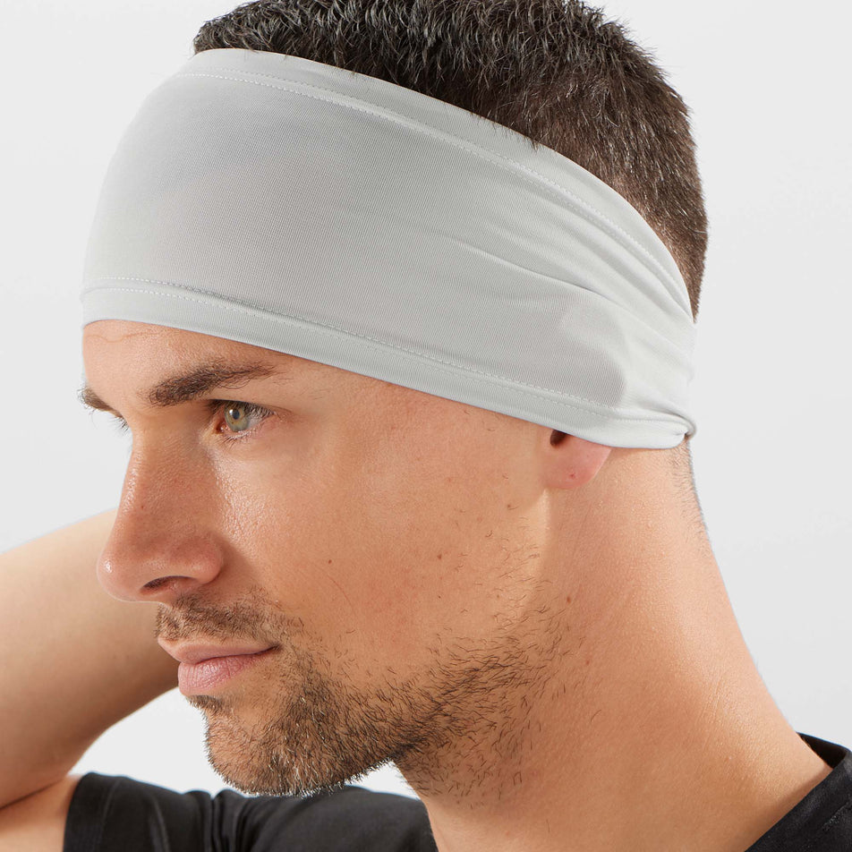 Front angled model view of Salomon Unisex Sense Running Headband in white. (7777703166114)