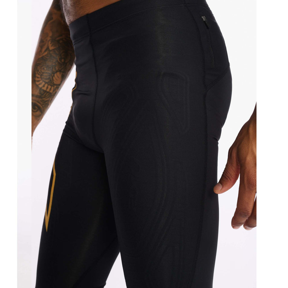 Side view of men's 2xu light speed compression tight (7254476980386)