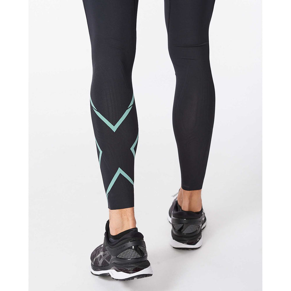 Lower back of leg detail of 2XU Light Speed Compression Tights (6918268944546)