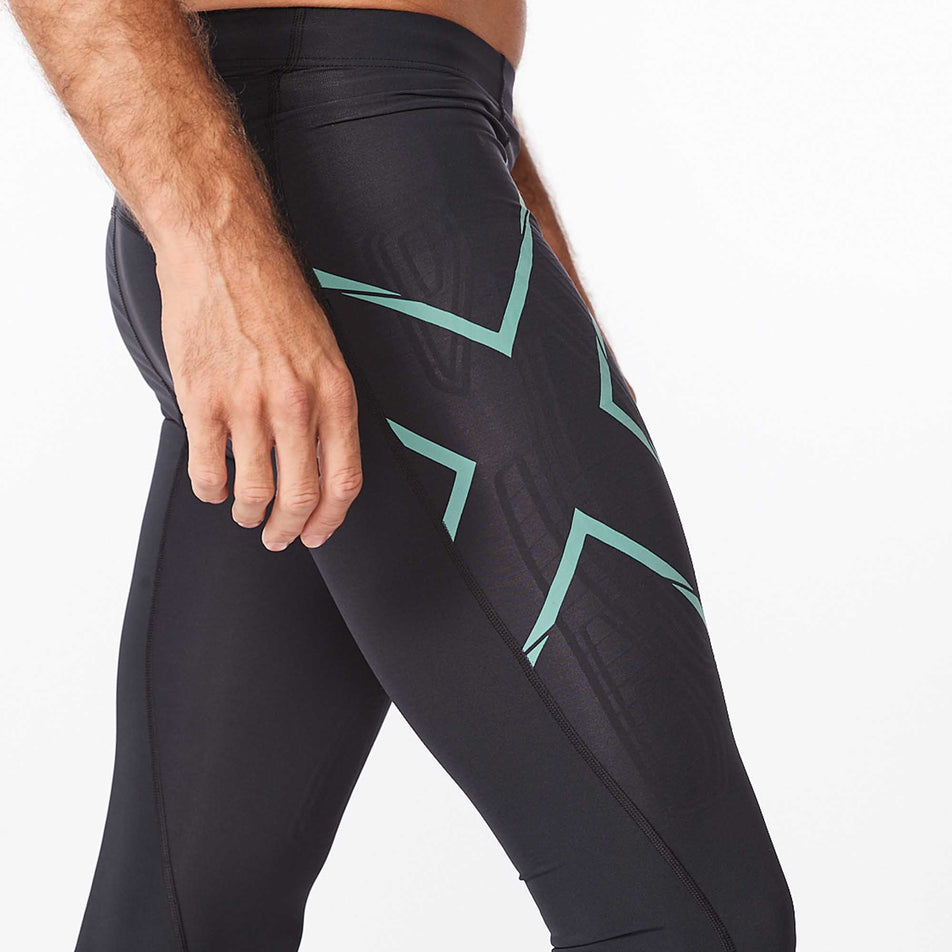 Side detail of 2XU Light Speed Compression Tights (6918268944546)