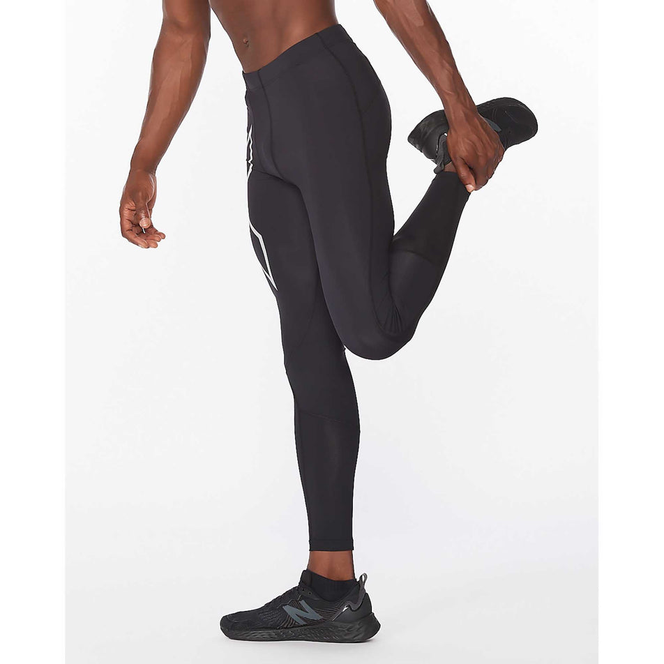 Model wears 2XU Aero Vent Compression Tights (6918271631522)