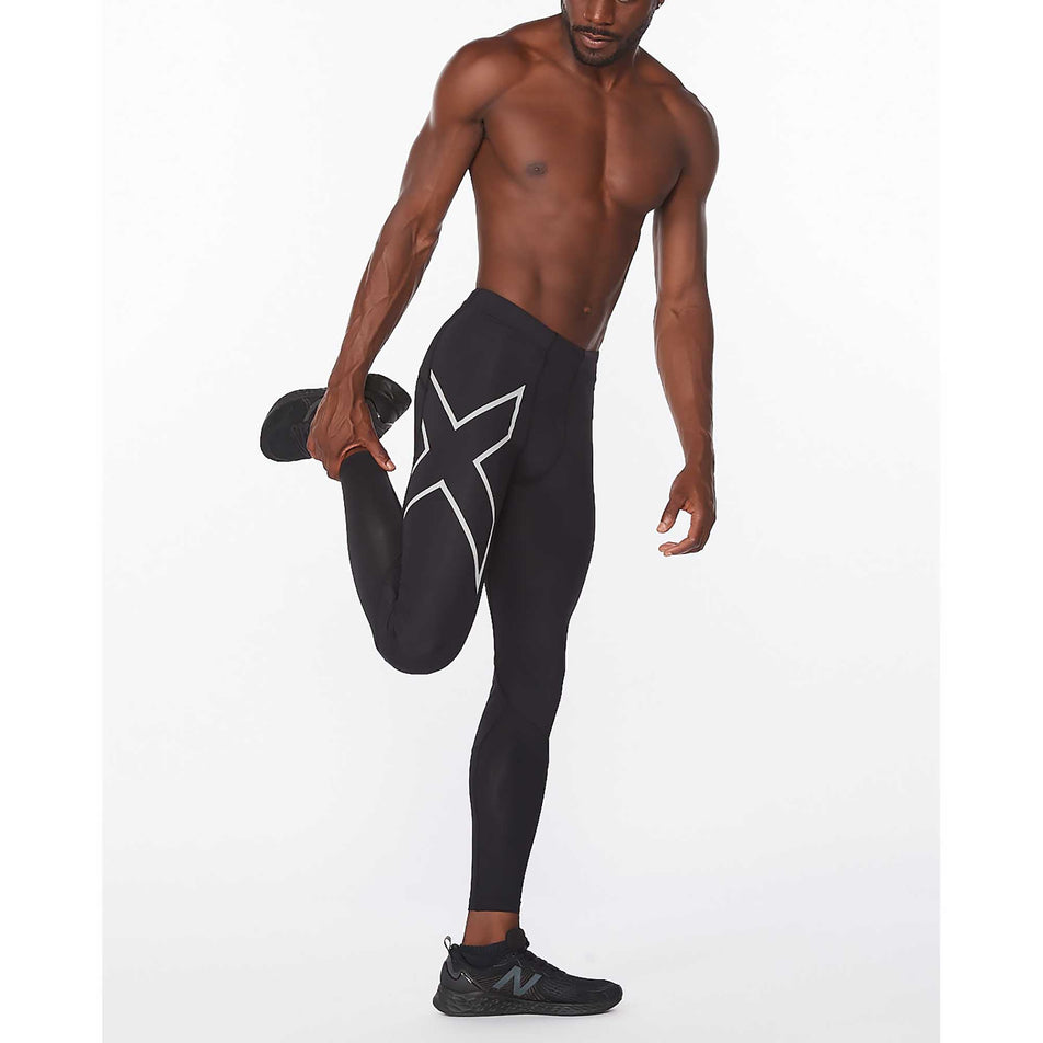 Model wears 2XU Aero Vent Compression Tights (6918271631522)