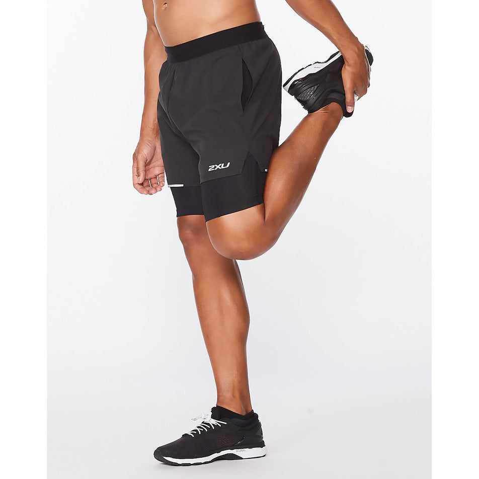 Side of 2XU Aero 2-in1 5 Inch Shorts (6918275924130)