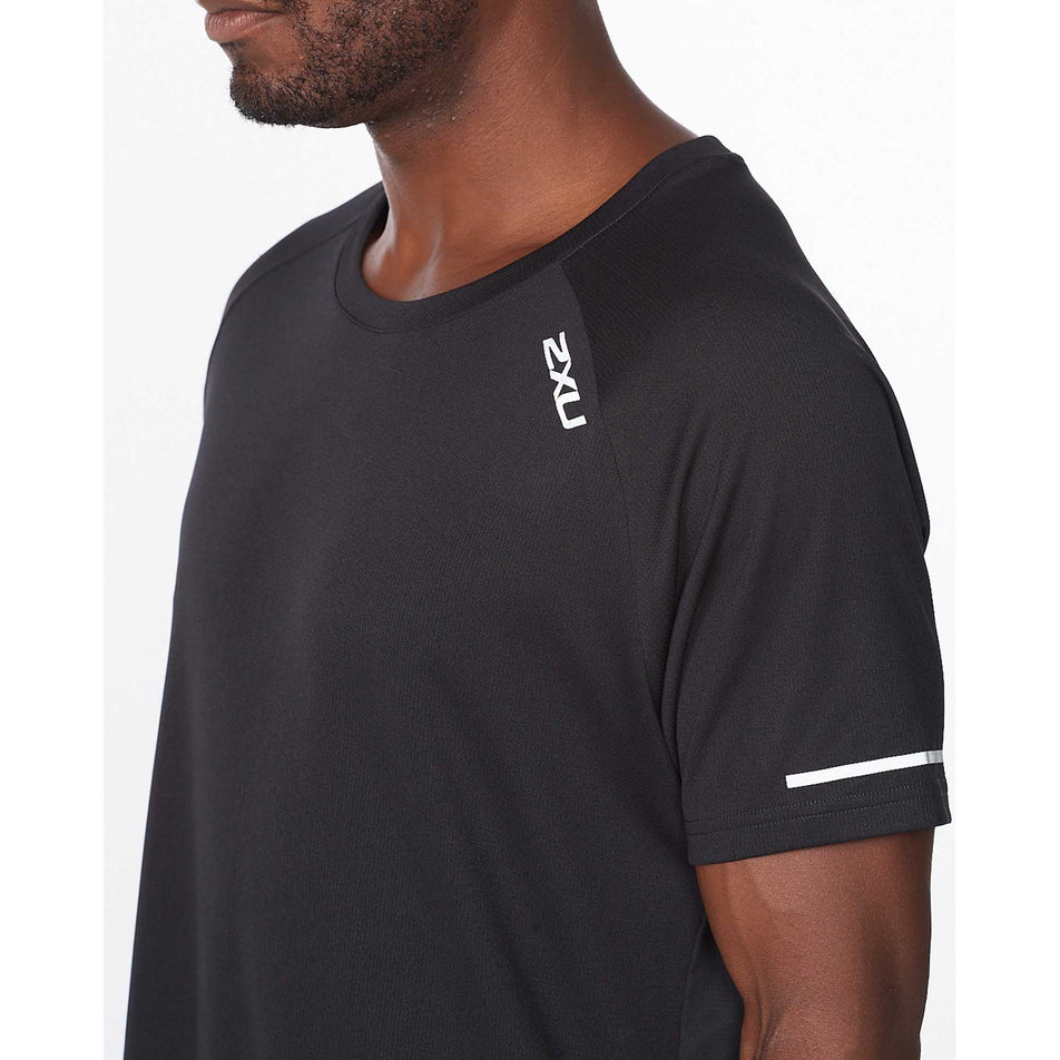 Front detail of 2XU Aero Tee (6918278873250)