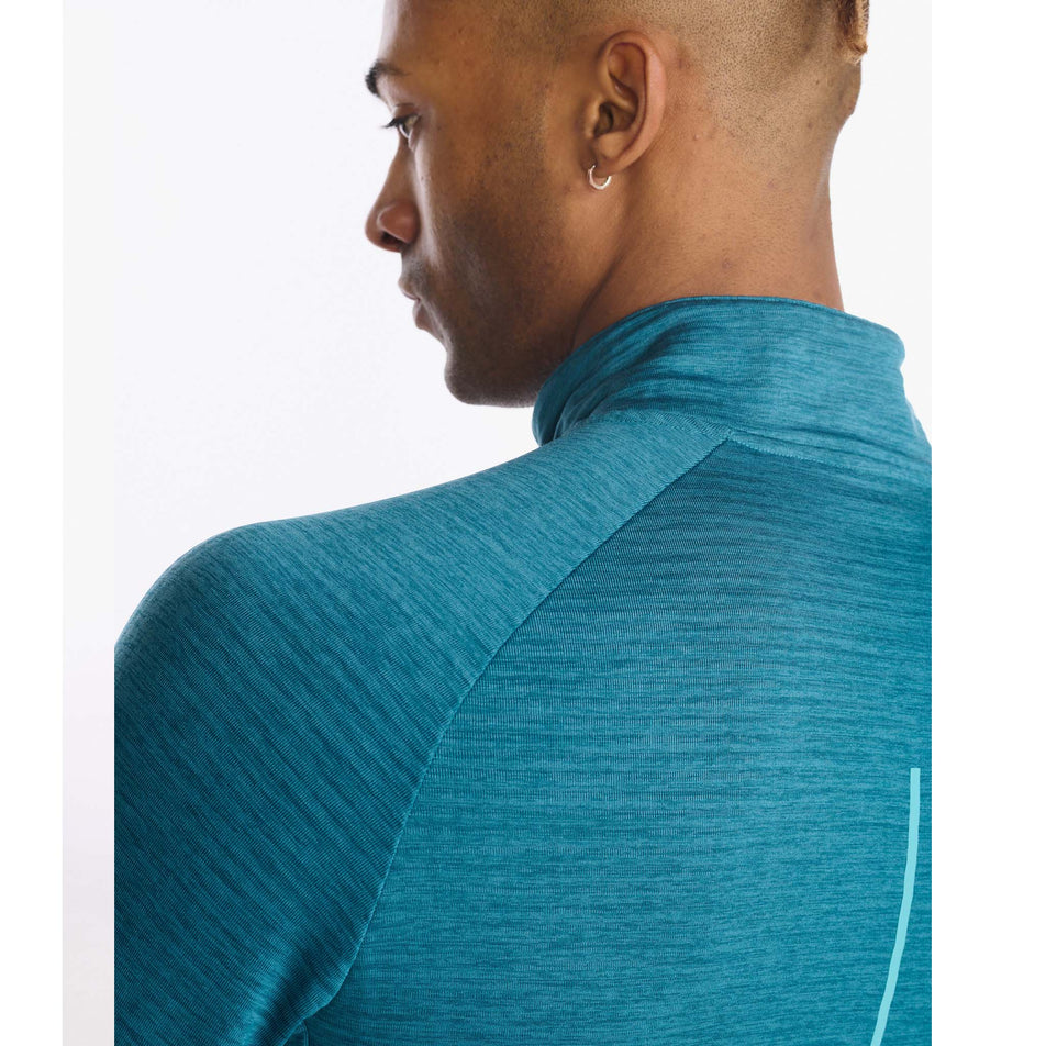 Upper back view of men's 2xu ignition 1/4 zip (7254437724322)