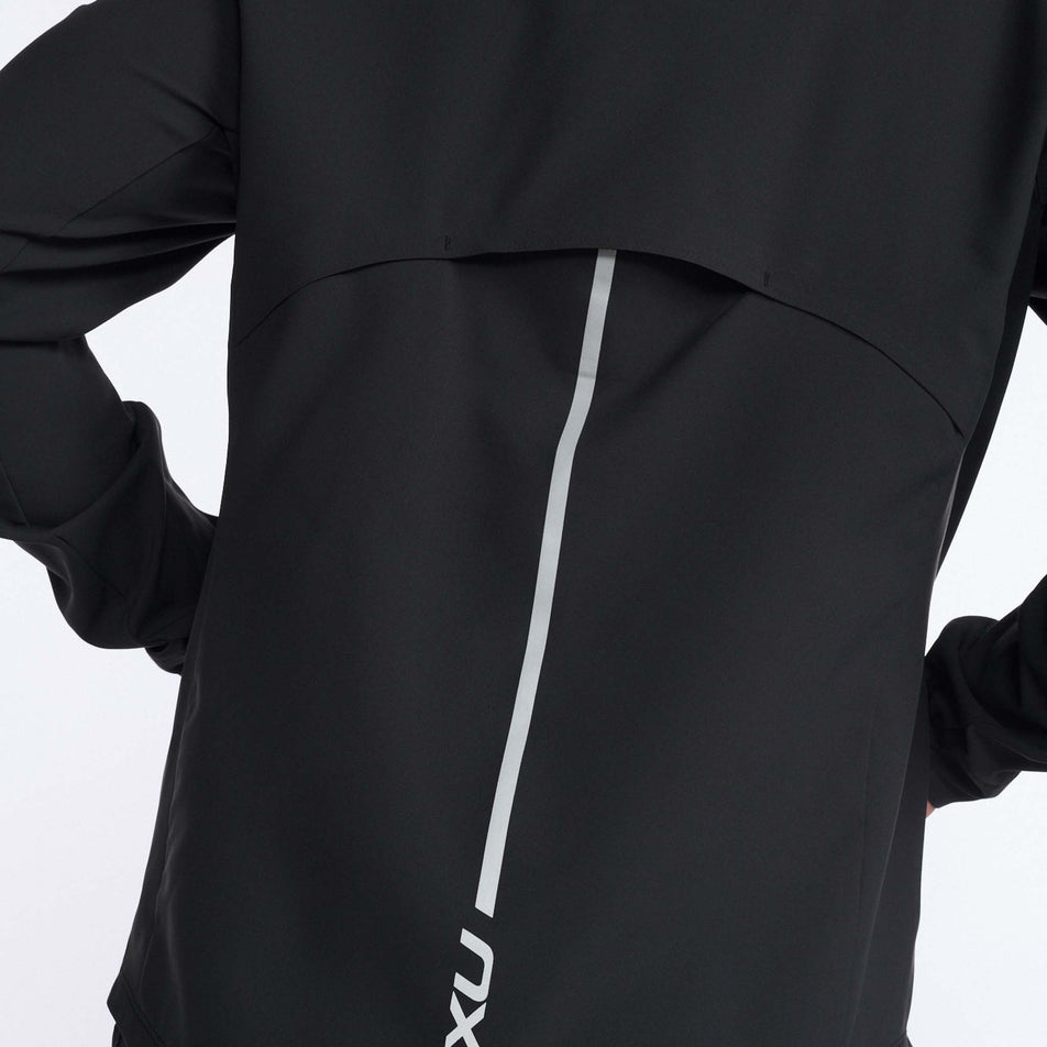 Rear vent view of men's 2xu aero jacket in black (7490547515554)