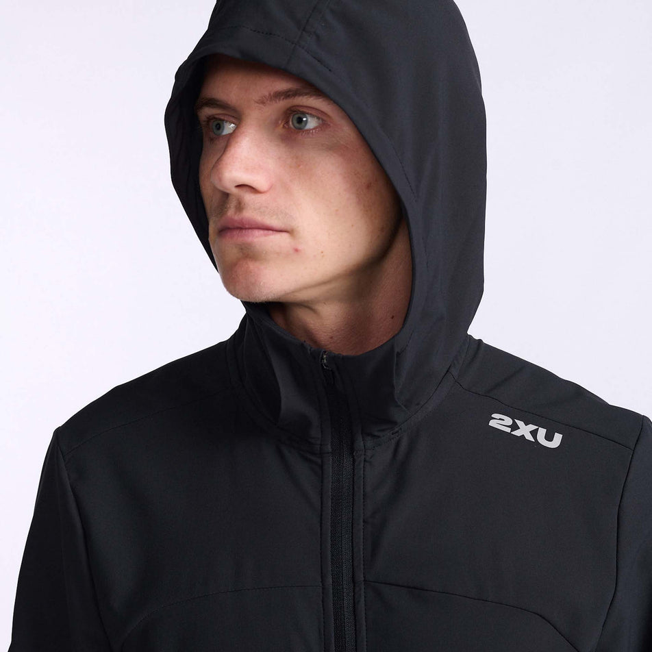 Hood view of men's 2xu aero jacket in black (7490547515554)