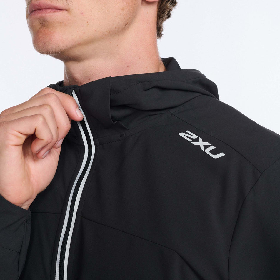 Collar view of men's 2xu aero jacket in black (7490547515554)