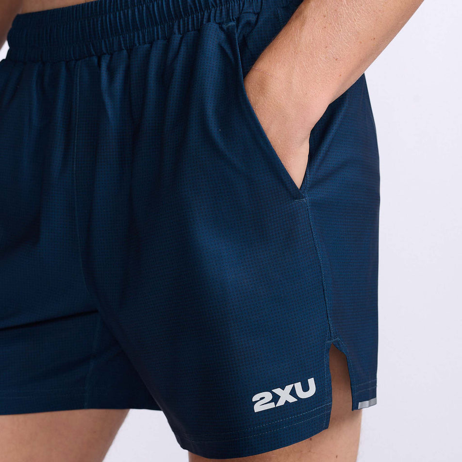Close-up front view of a model wearing a pair of 2XU Men's Aero 7 Inch Shorts (7778315665570)