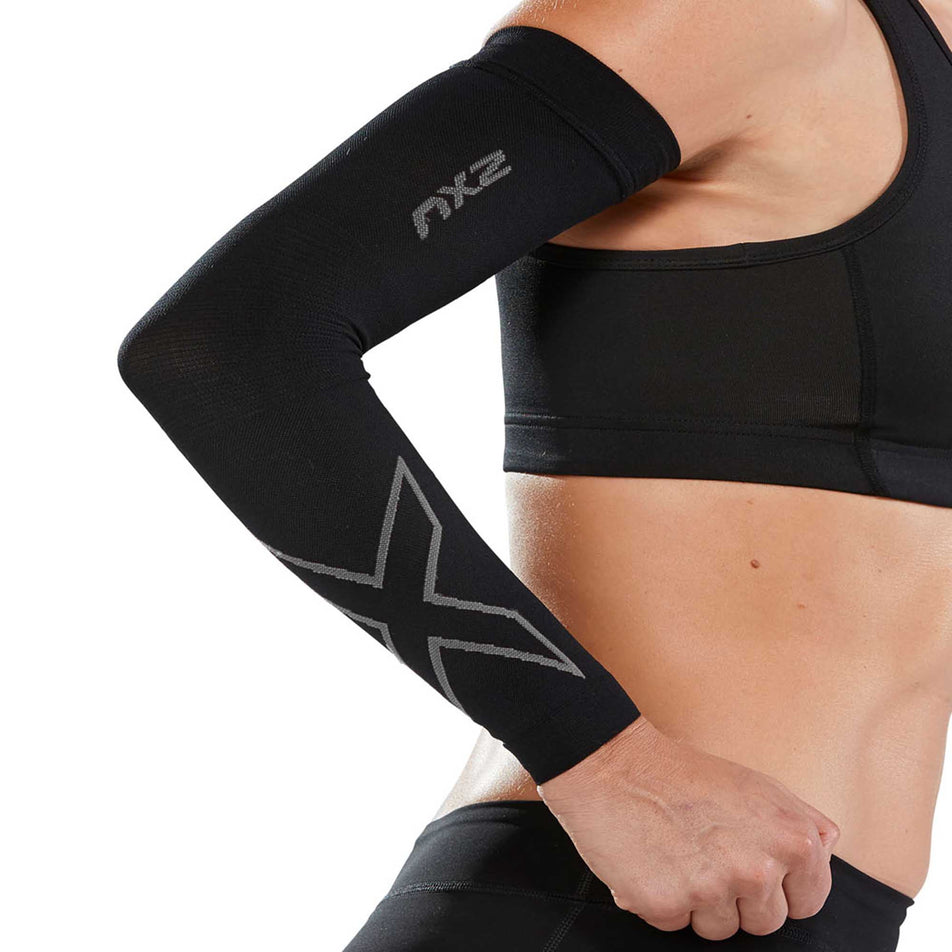 Side view of unisex 2XU compression flex run compression arm sleeve pair (6959091187874)