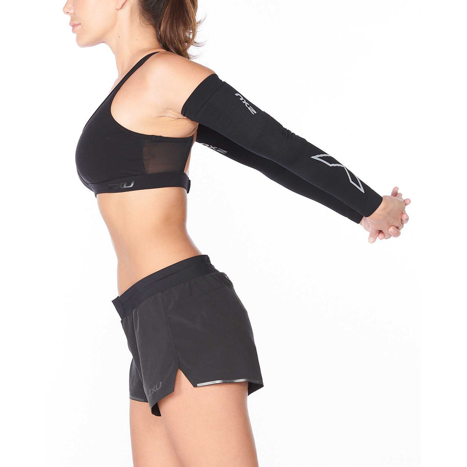 Stretching view of unisex 2XU compression flex run compression arm sleeve pair (6959091187874)