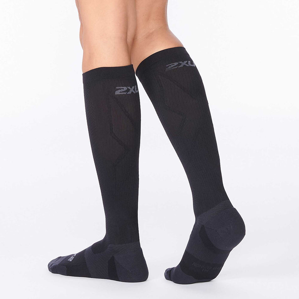 Calf view of unisex 2XU VECTR LIGHT CUSHION full length sock (6961070014626)