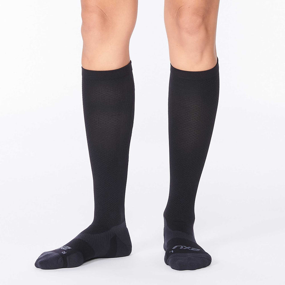 Anterior view of unisex 2XU VECTR LIGHT CUSHION full length sock (6961070014626)