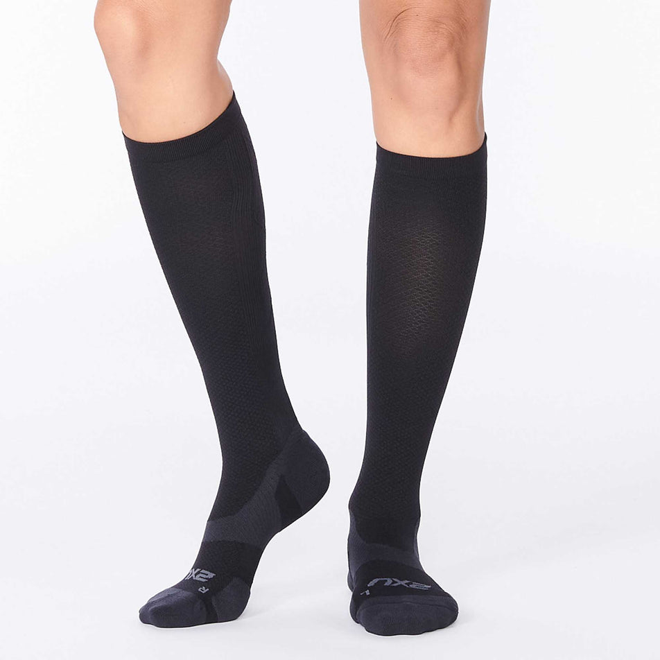 Anterior model view of unisex 2XU VECTR LIGHT CUSHION full length sock (6961070014626)