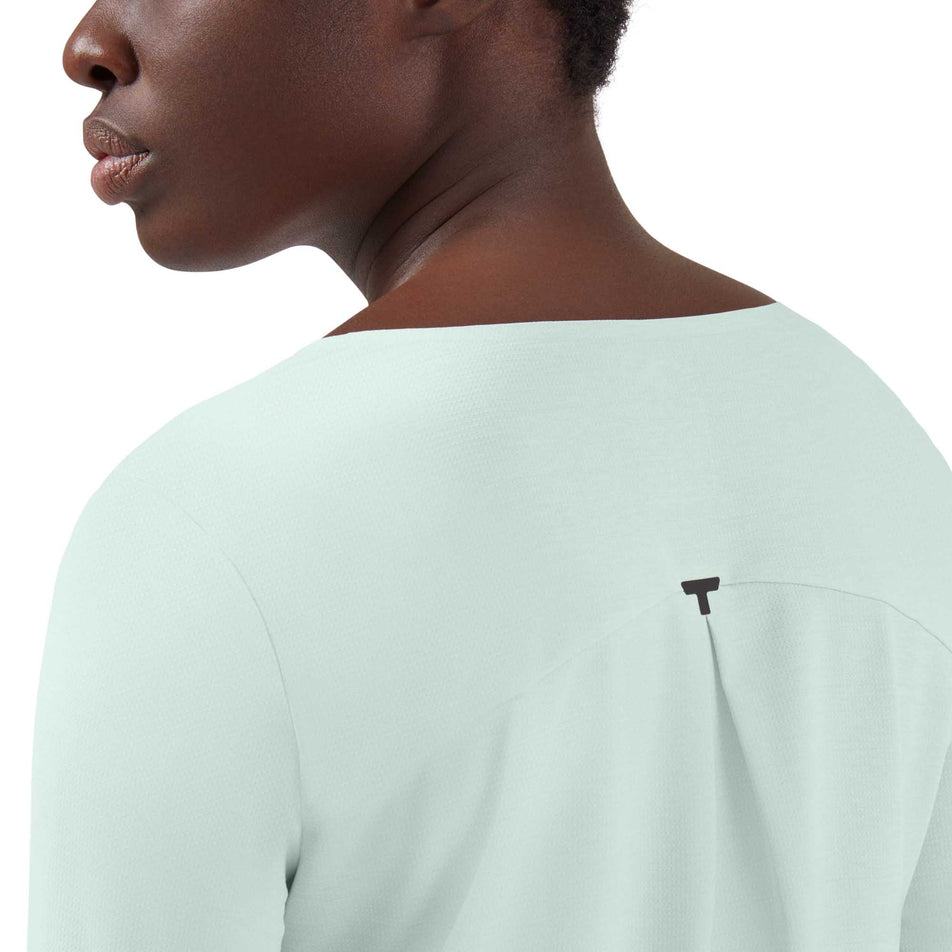 Back Detailing View of Women's On Performance-T Long (6910367236258)