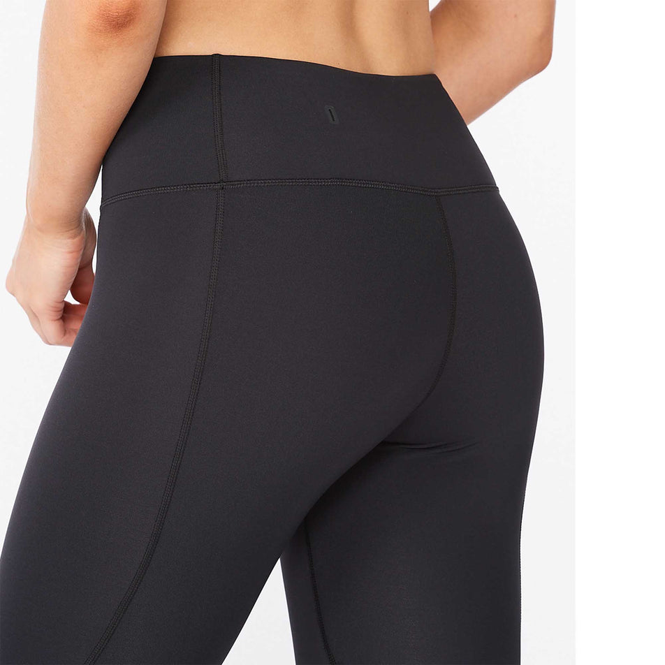 Back detail of 2XU Aero Vent Mid-Rise Compression Tights (6918234931362)