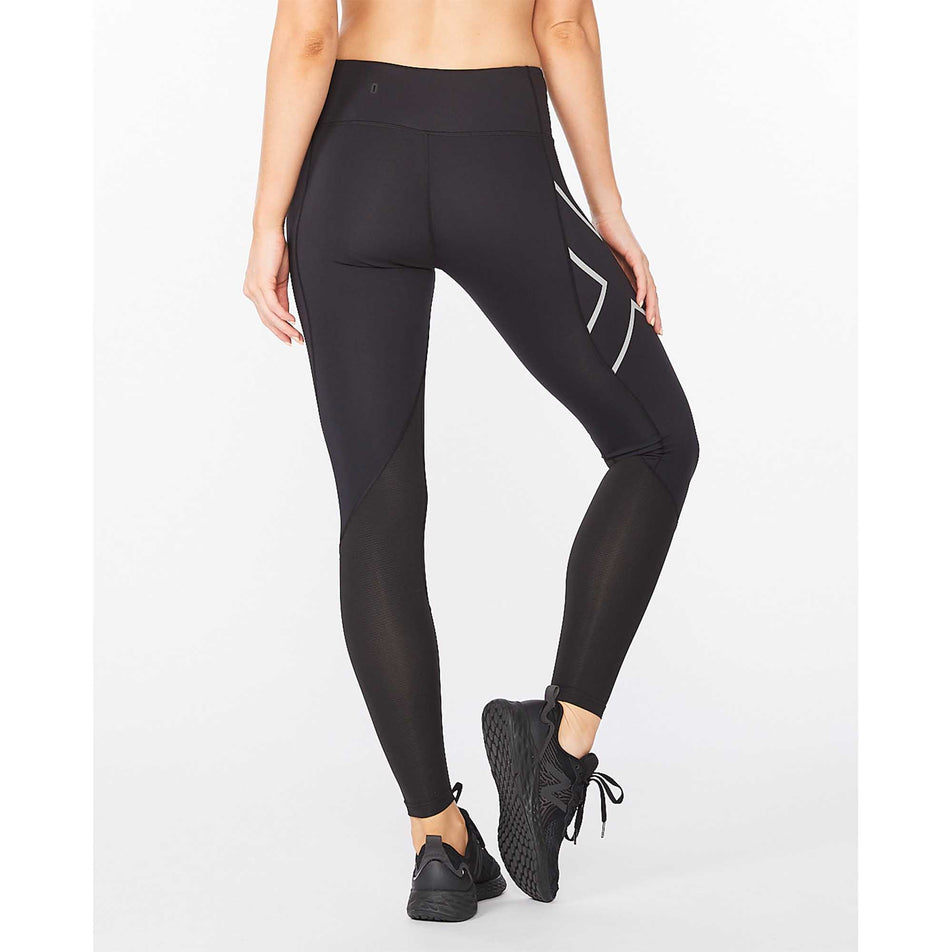 Back of 2XU Aero Vent Mid-Rise Compression Tights (6918234931362)