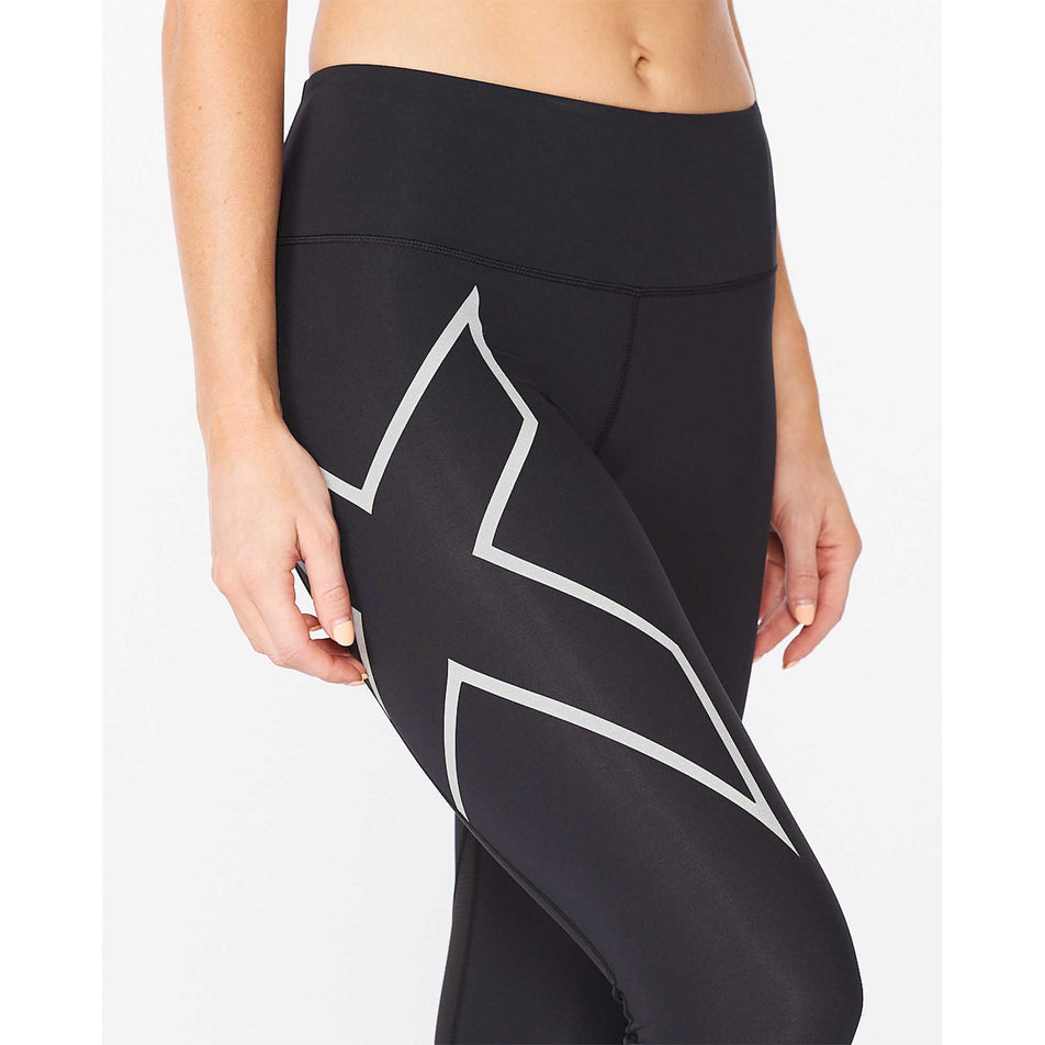 Side detail of 2XU Aero Vent Mid-Rise Compression Tights (6918234931362)