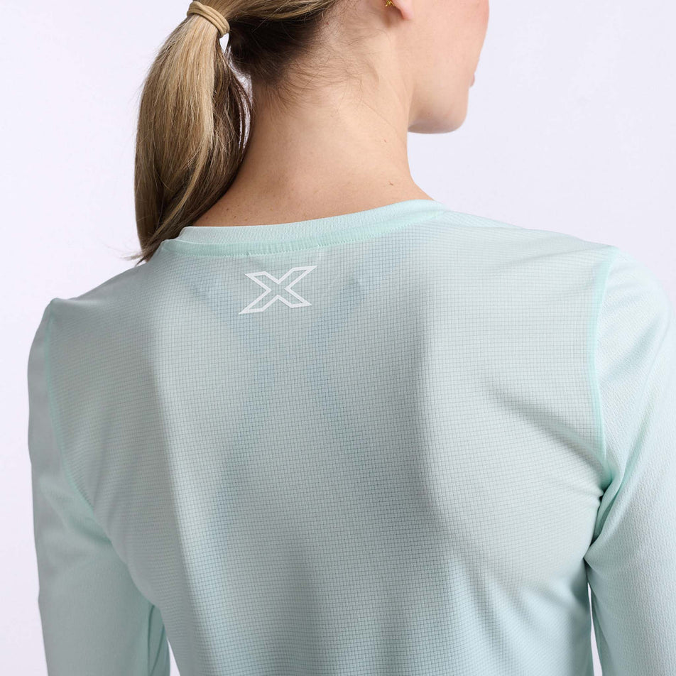 Close-up back view of the upper body section of a 2XU Women's Aero L/S running top, being worn by a model (7778518958242)